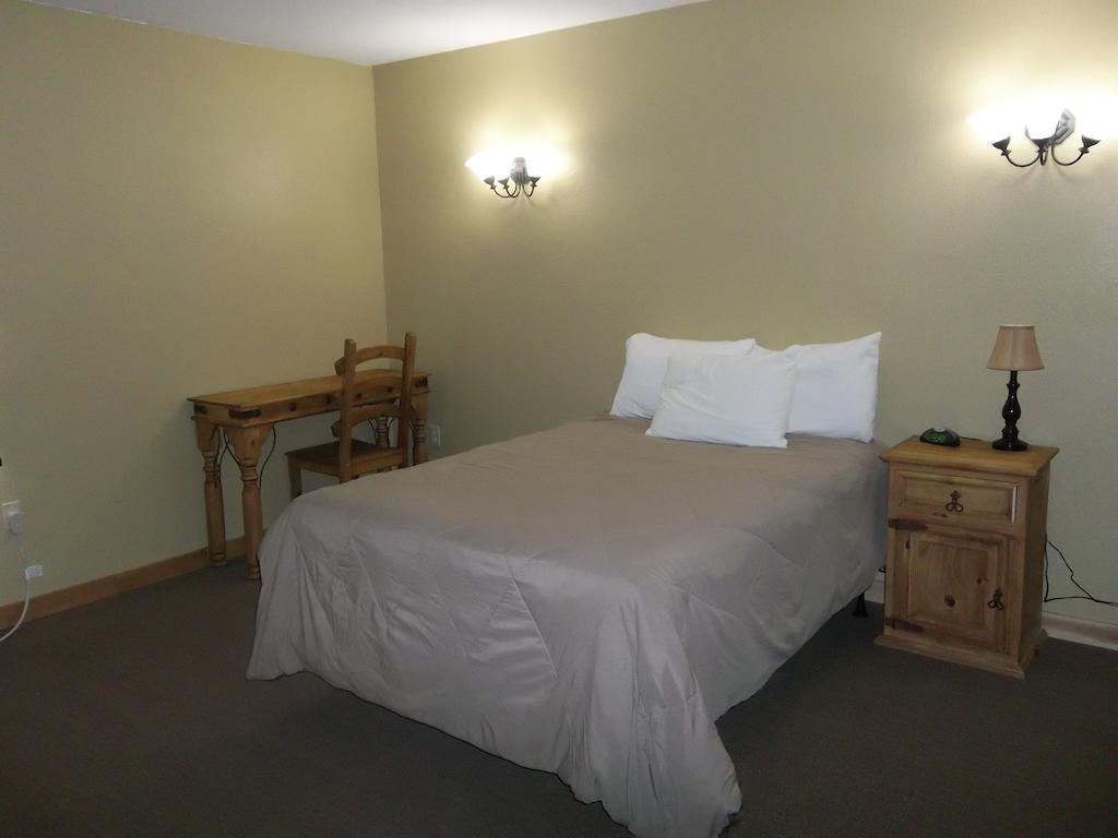 Knights Inn Pearsall Room photo